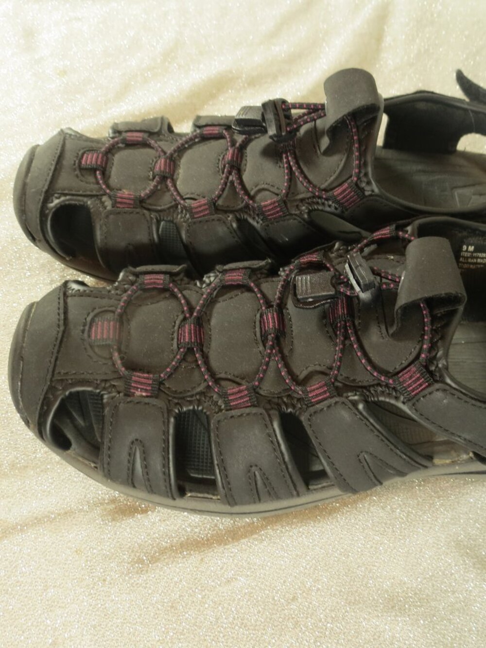 Khombu Sandals Womens size 9
